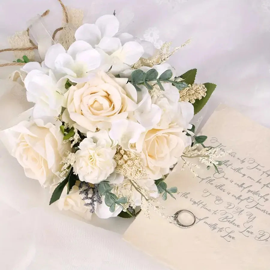 Ramo Nupcial de Rosas Eternas — Elegante y Realista, Novia y Damas de Honor