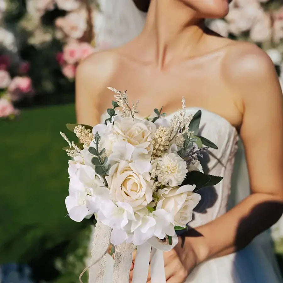 Ramo Nupcial de Rosas Eternas — Elegante y Realista, Novia y Damas de Honor