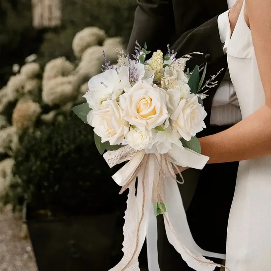 Ramo Nupcial de Rosas Eternas — Elegante y Realista, Novia y Damas de Honor